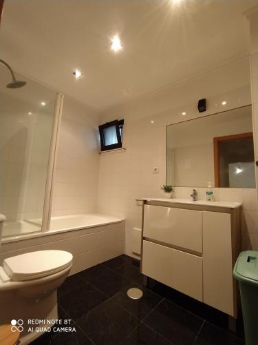 Un baño con inodoro, bañera y lavabo. en Apartamento Quitéria - Funchal, en Funchal