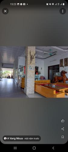 z widokiem na pokój z salonem w obiekcie Hạ Long Xanh Hotel w mieście Hòn Một