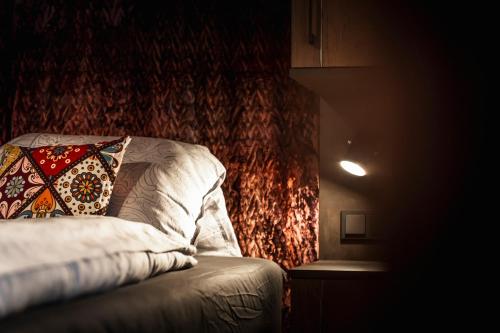 uma cama com uma almofada num quarto em PHILSON Apartments em Saalbach-Hinterglemm