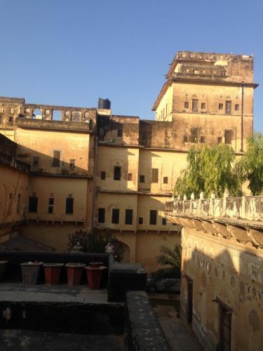 a group of buildings with plants inront of them at Narayan Niwas Castle in Rāmgarh