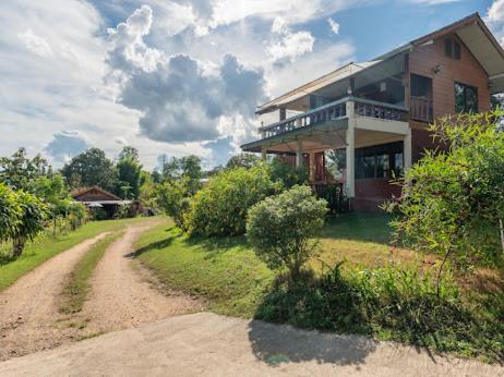a house on the side of a dirt road at Bansuan viewpai in Pai