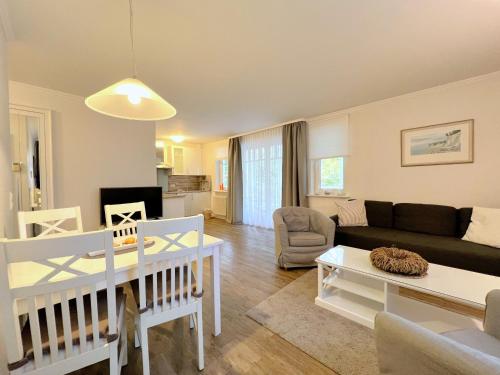 Dünenpark 053 في بينز: غرفة معيشة بها أريكة وطاولة