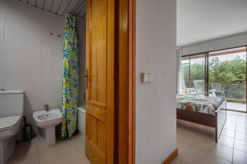 a bathroom with a sink and a toilet and a window at AT177 Pins, dúplex en 1ra línea, con piscina, airco in Torredembarra