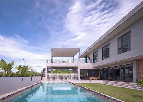 una casa con una piscina di fronte di Villa Samathi a Kep