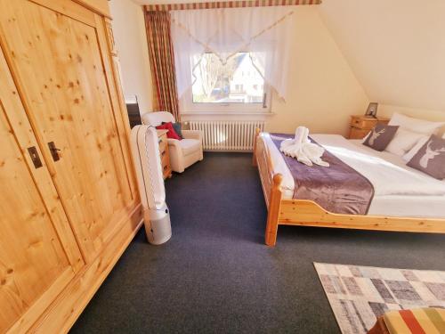 a bedroom with two beds and a window at Hotel Elisabeth Ilse in Braunlage