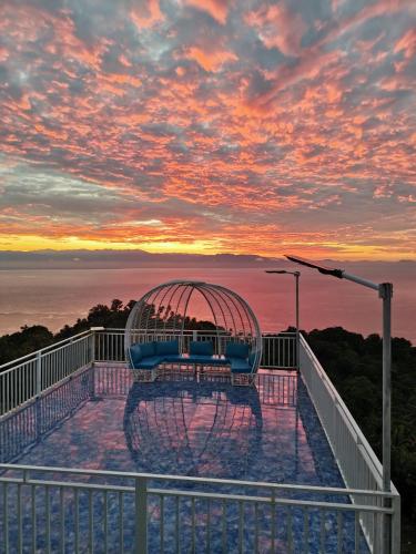 a ride on the top of a building with a sunset at OCEANO CON VISTA HIGHLAND in Tagbaobo