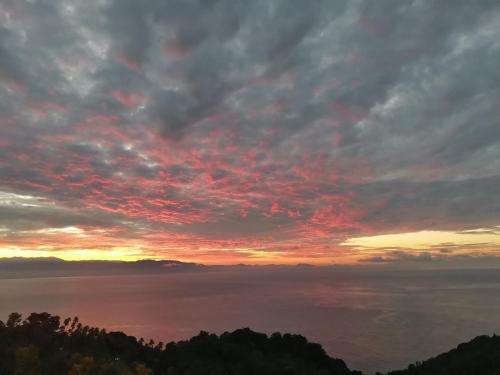 a sunset over a body of water at OCEANO CON VISTA HIGHLAND in Tagbaobo