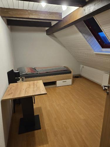 um quarto com uma cama e uma secretária num loft em Monteurzimmer und Pension - Ampfurth em Oschersleben