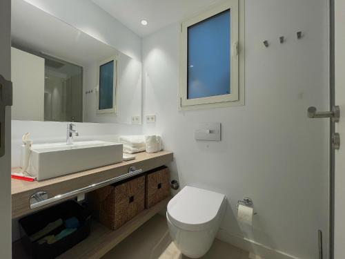 聖克魯斯－德特內里費的住宿－Suite la Colina，白色的浴室设有卫生间和水槽。