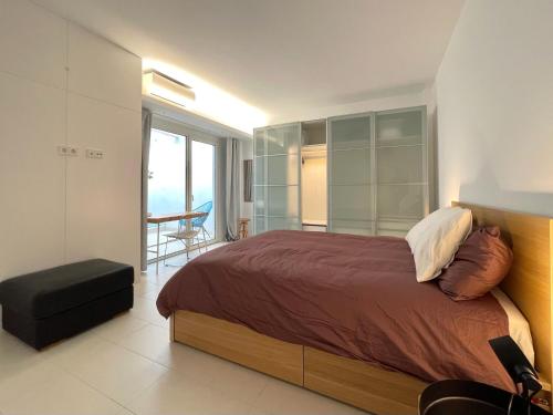 聖克魯斯－德特內里費的住宿－Suite la Colina，一间带大床的卧室和一个阳台
