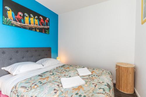 a bedroom with a bed with two towels on it at Le COCON de Jaude F2 HyperCentre avec ascenseur 52Bonnabaud in Clermont-Ferrand