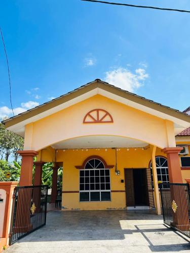 Bangunan di mana terletaknya rumah tamu ini