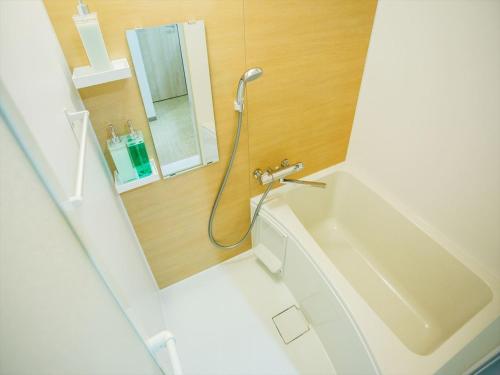 W łazience znajduje się prysznic, umywalka i lustro. w obiekcie Kyoto - House / Vacation STAY 73616 w mieście Kioto
