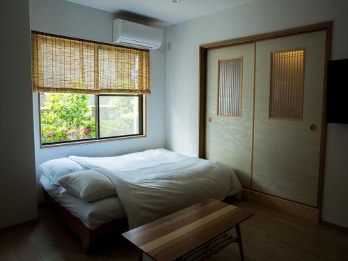 sypialnia z łóżkiem i oknem w obiekcie Kyoto - House / Vacation STAY 73616 w mieście Kioto