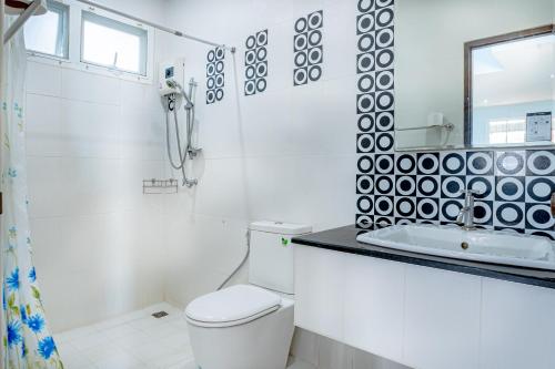 een witte badkamer met een toilet en een douche bij Sea TaLay Pool Villa Hua Hin in Hua Hin