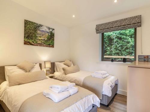 2 camas individuales en una habitación con ventana en 2 Bed in East Bergholt 82397 en East Bergholt