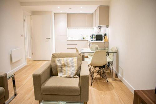 - un salon avec un canapé et une table avec des chaises dans l'établissement Stunning 1-Bed Apartment in London, à Hendon