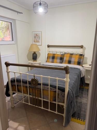 Un pat sau paturi într-o cameră la Alonaki House