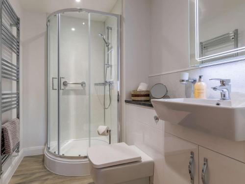a bathroom with a shower and a toilet and a sink at 2 Bed in Usk 83993 in Trostrey