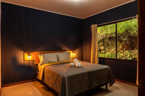 una camera con un letto e una finestra di Akira Lodge a Monteverde Costa Rica
