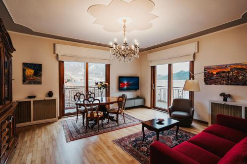 レッツェノにあるVillaGrassi - Charming Villa by Lake Comoのリビングルーム(赤いソファ、テーブル付)