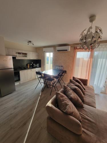 Photo de la galerie de l'établissement appartement t2 hyères piscine, à Hyères