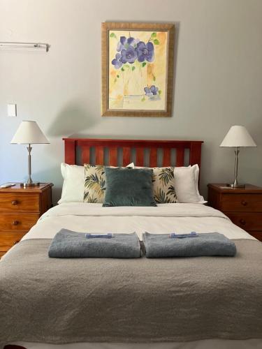 een slaapkamer met een bed met 2 kussens erop bij Time & Again in Ceres