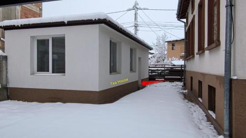 una casa con la neve sul lato di Tea House Samokov a Samokov