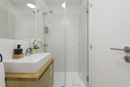 ein Badezimmer mit Waschbecken und Dusche in der Unterkunft S. Bento Downtown Apt in Porto