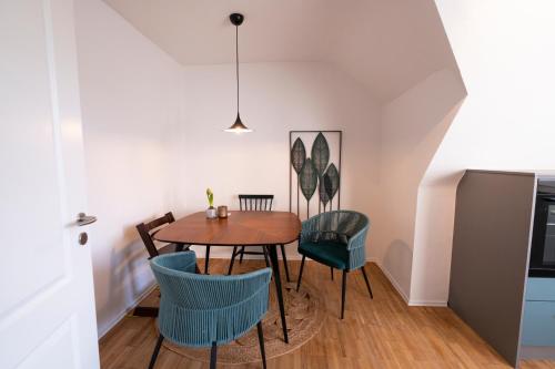 a dining room with a table and chairs at Meerjungfrau - W14 in Ulm