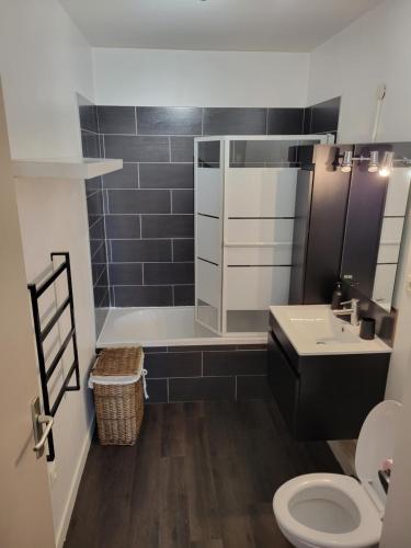 Photo de la galerie de l'établissement appartement t2 hyères piscine, à Hyères