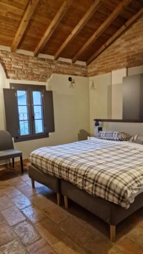 een slaapkamer met een groot bed in een kamer bij Bed & Breakfast 1906 in San Martino In Strada