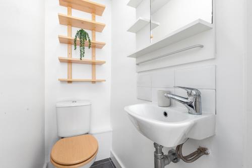 een badkamer met een wastafel en een toilet bij The Kensington Apartments in Londen