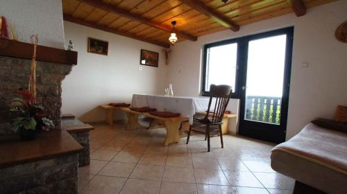 sala de estar con chimenea, mesa y sofá en Holiday home in Semic - Kranjska (Krain) 26078, en Semič