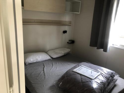 Kleines Zimmer mit 2 Betten in der Unterkunft Mobilhome 4 etoiles in Narbonne