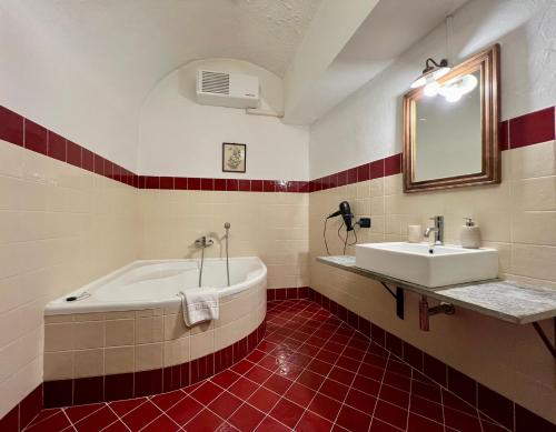 bagno con vasca e lavandino di Le Serre Suites & Apartments a Moncalieri