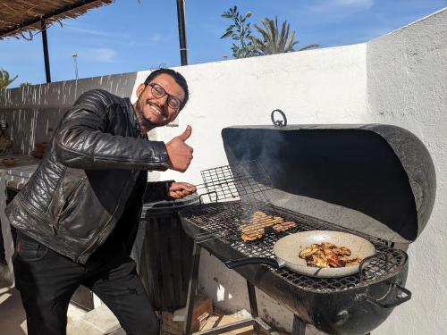Ein für Gäste verfügbarer Grill im Privatzimmer
