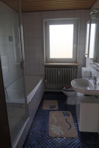 a bathroom with a tub and a toilet and a sink at Apartment Hersbruck 4 ROOMS Ausblick WLAN Zentral und Natur in Hersbruck
