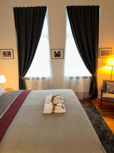 1 dormitorio con 1 cama con 2 toallas en Roam Sweet Roam - private Zimmervermietung en Rostock