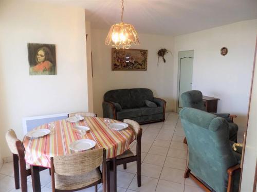 un salon avec une table, des chaises et un canapé dans l'établissement Vaux sur Mer - Quartier de PONTAILLAC - APPARTEMENT résidence LA FREGATE, à Vaux-sur-Mer