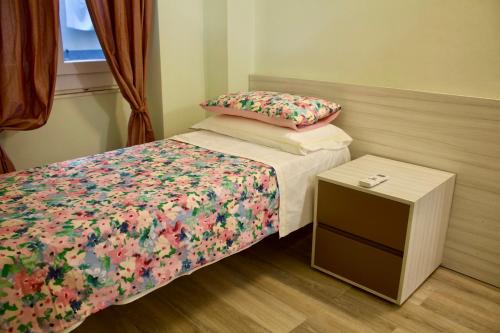 een kleine slaapkamer met een bed en een tafel bij H2ome Bolzaneto in Genua