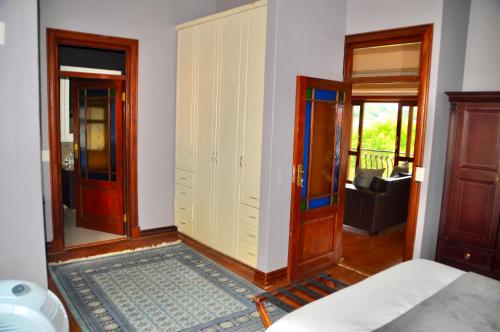 ein Zimmer mit zwei Türen und einem Zimmer mit einem Sofa in der Unterkunft Ambonnay Terrace Guest House in Pretoria