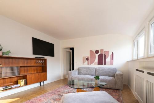 Televisyen dan/atau pusat hiburan di Seerose - W14, zentral in Bahnhofsnähe, Küche, 3 Schlafzimmer