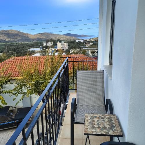 Un balcón o terraza de Maisonette in Kavousi with Mountain View