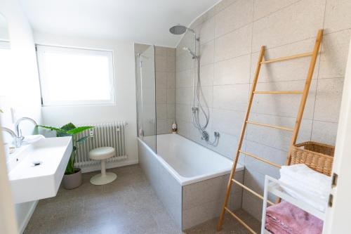 Bilik mandi di Seerose - W14, zentral in Bahnhofsnähe, Küche, 3 Schlafzimmer