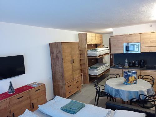 a room with a room with a table and a kitchen at Petite Maison Larice in Pila