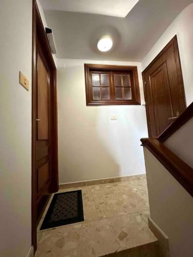 an empty hallway with a door and a window at A do Caseiro in O Barqueiro