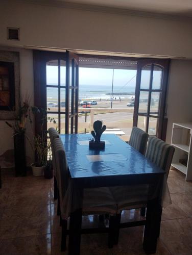 einen Esstisch mit Stühlen und Blick auf den Flughafen in der Unterkunft Departamento frente al mar in Mar del Plata