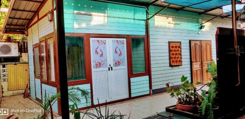 ein Haus, das blau und weiß gestrichen ist in der Unterkunft Manu V House in Phra Nakhon Si Ayutthaya