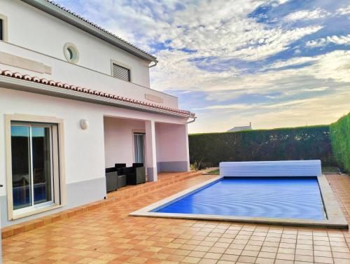 una piscina en el patio trasero de una casa en VILLA ANDORINHA with Private Pool in a quiet area, en Aljezur